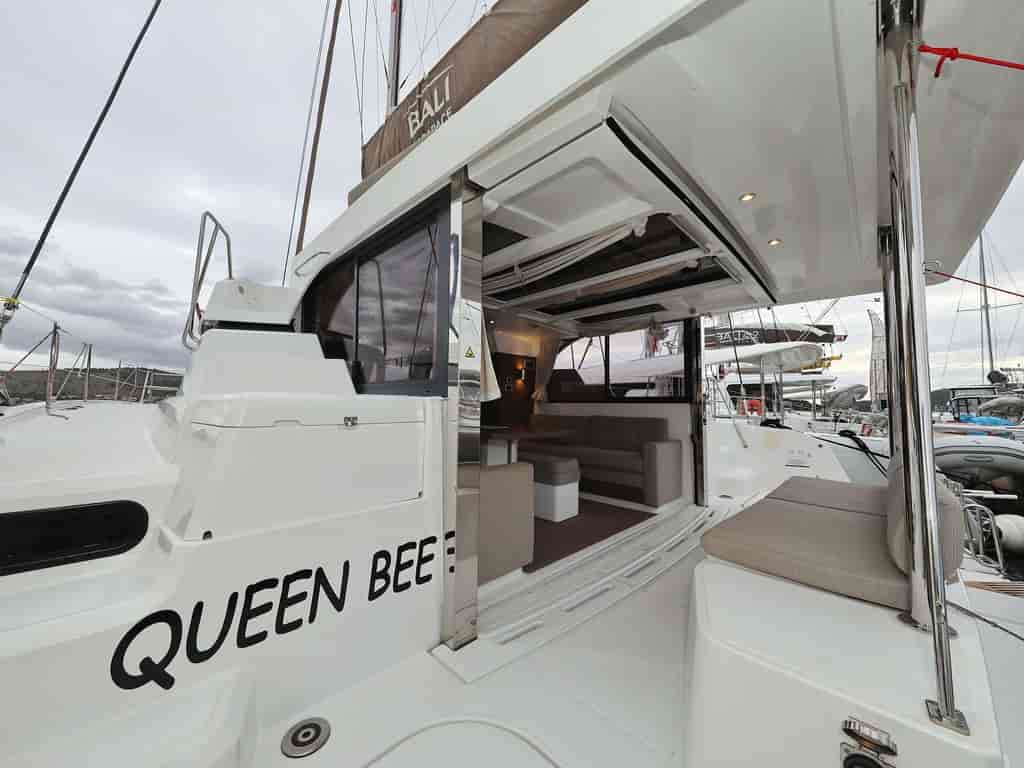 Photo 4 of Queen Bee