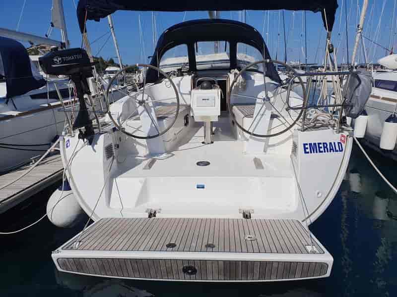 Photo of Emerald, image 1 of 5